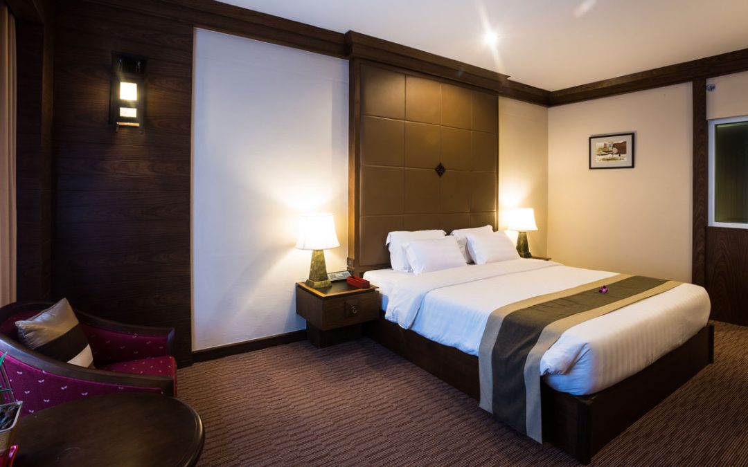 Suriwongse Hotel – Ved natmarked